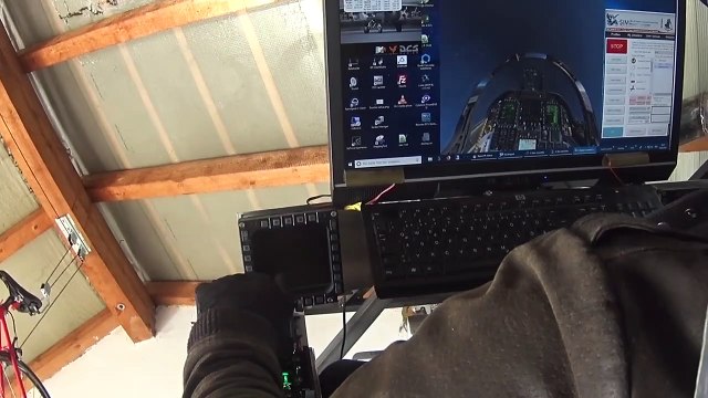 Il s'est construit un simulateur de vol à 360° dans son garage !