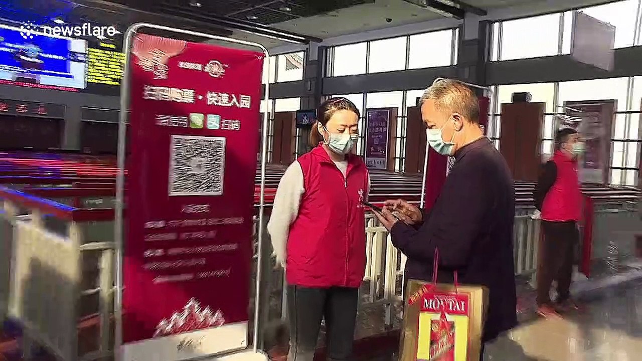 Tourists queue up to enter reopened scenic spot in Hubei after two-month coronavirus lockdown