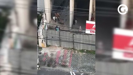 Vídeo mostra homem antes de invadir condomínio na Praia do Canto