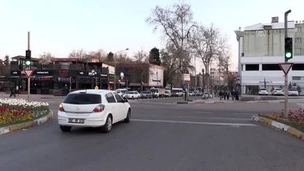 Trafik ışıklarıyla koronavirüse karşı 'Evde kal' çağrısı