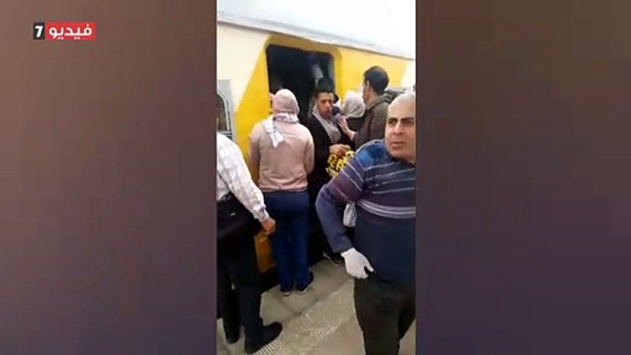 الركاب "يتسطحون" على قطار خط منوف رغم التحذيرات من الاختلاط وكورونا