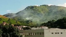 Fumaça diminui após trabalho dos bombeiros no Parque Florestal Fradinhos, em Vitória