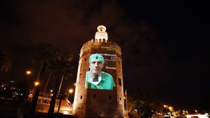 Imágenes de sanitarios proyectadas sobre la Torre del Oro en Sevilla.