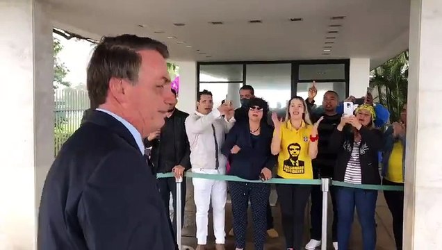 Bolsonaro insultó a periodistas y volvió a minimizar la pandemia