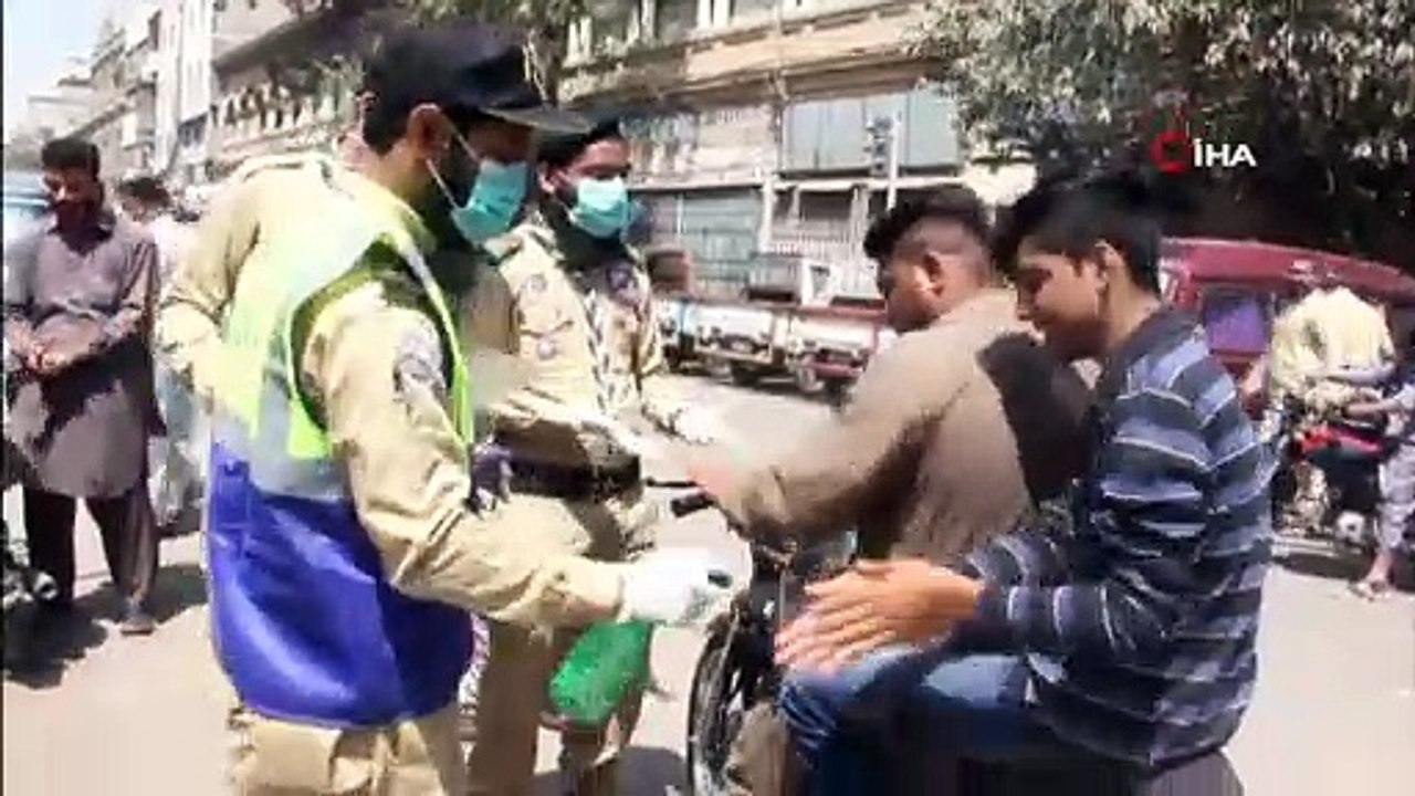 - Pakistan Camilerde Cemaatle Kılınan Namazları Yasakladı