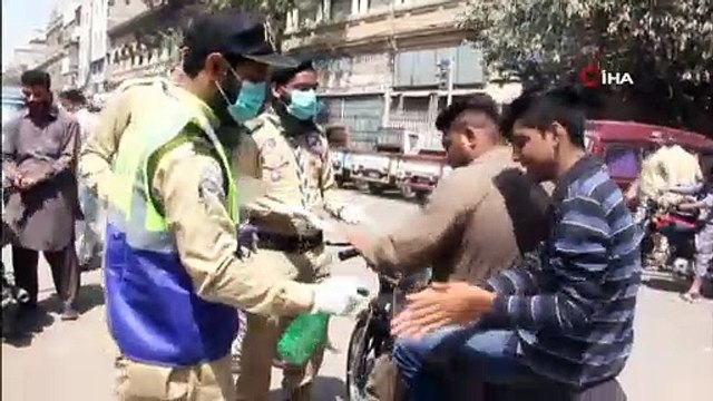 - Pakistan Camilerde Cemaatle Kılınan Namazları Yasakladı