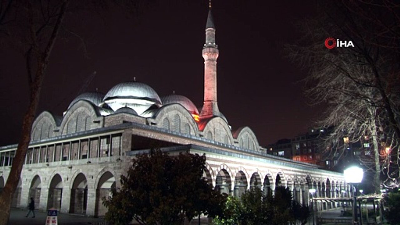 Yatsı ezanı sonrası camilerden dua sesleri yükseldi