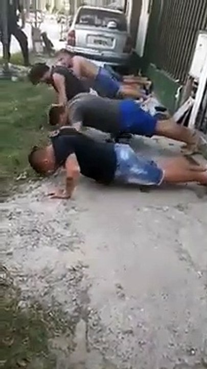 Policía "castiga" a varios jóvenes por violar la cuarentena