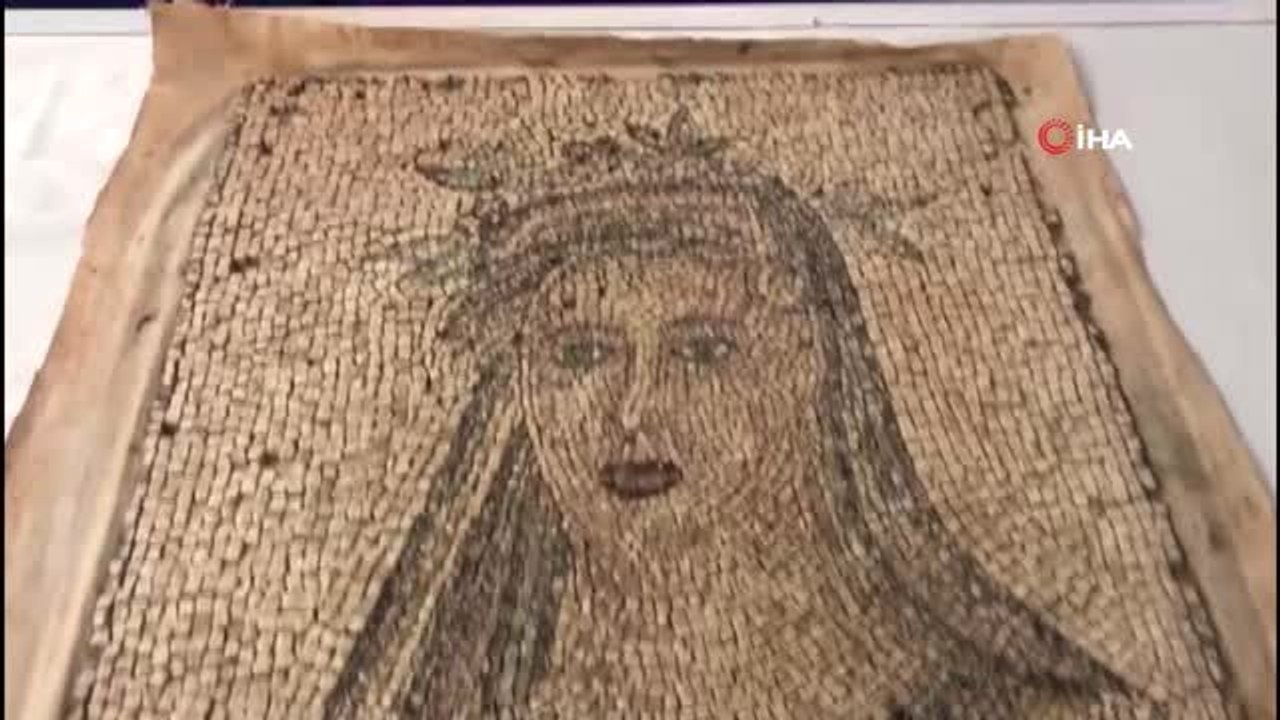 Milyonluk tarihi eser operasyonu...Bin 300 yıllık olduğu tespit edilen kadın figürlü mozaik ele...