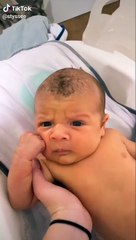 Dünyaya gelmekten oldukça mutsuz olan ufaklık 