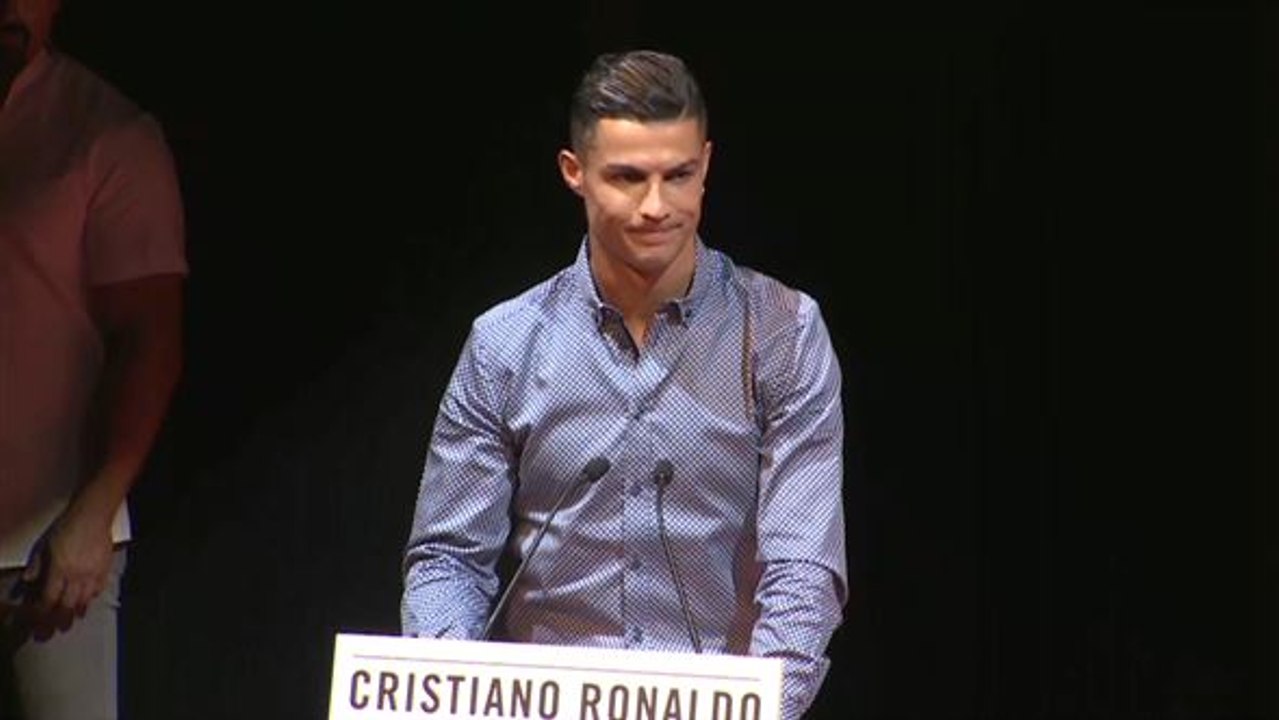 Fussballer im Spiel gegen COVID-19