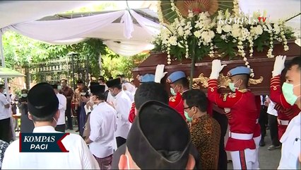 Descargar video: Seusai Pemakaman Ibundanya, Presiden Jokowi Langsung kembali Bertugas