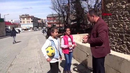 MUŞ Muhtar sabun dağıtıp, evden çıkmayın uyarısı yaptı