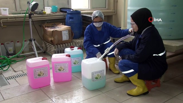 Fabrika gibi çalışan meslek lisesi 15 günde 100 tondan fazla dezenfektan üretti