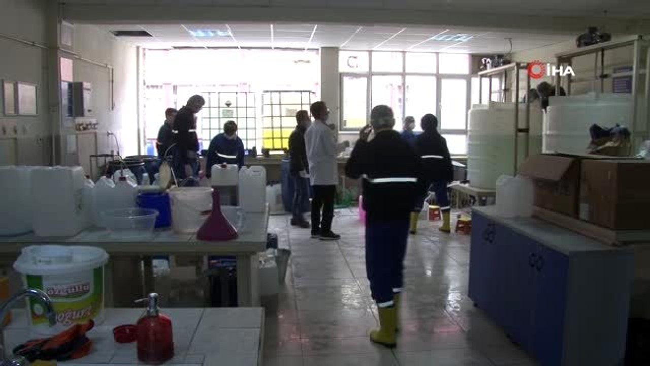 Fabrika gibi çalışan meslek lisesi 15 günde 100 tondan fazla dezenfektan üretti