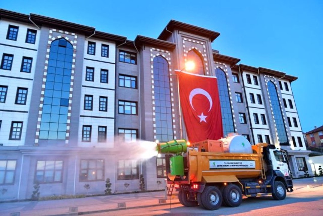 Ankara Mamak Belediyesi, koronavirüse karşı Kovid-19 SAVAR'la sokakları dezenfekte ediyor