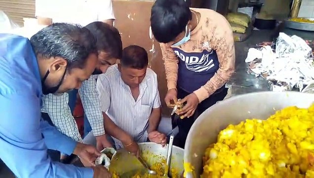 कैराना: लाॅकडाउन के चलते बेसहारा- मुसाफिरों के लिए लोगों ने बनवाया खाना