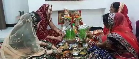 Tải video: gangaur  उल्लास से मनाई गणगौर तीज, घरों में ही रस्म अदायगी