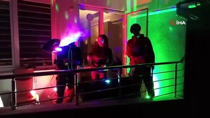 Evde kalan vatandaşlara balkonundan DJ'lik yaparak moral verdi
