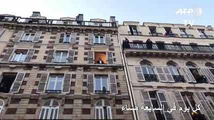 تينور يغني كل يوم في السابعة مساء من نافذة منزله في باريس