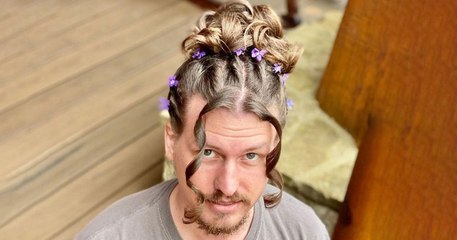 Pour passer le temps il laisse sa copine coiffeuse faire des expériences avec ses cheveux