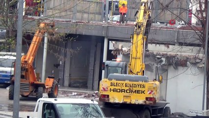 Ellerinde çekirdekle bina yıkımını film izler gibi izlediler