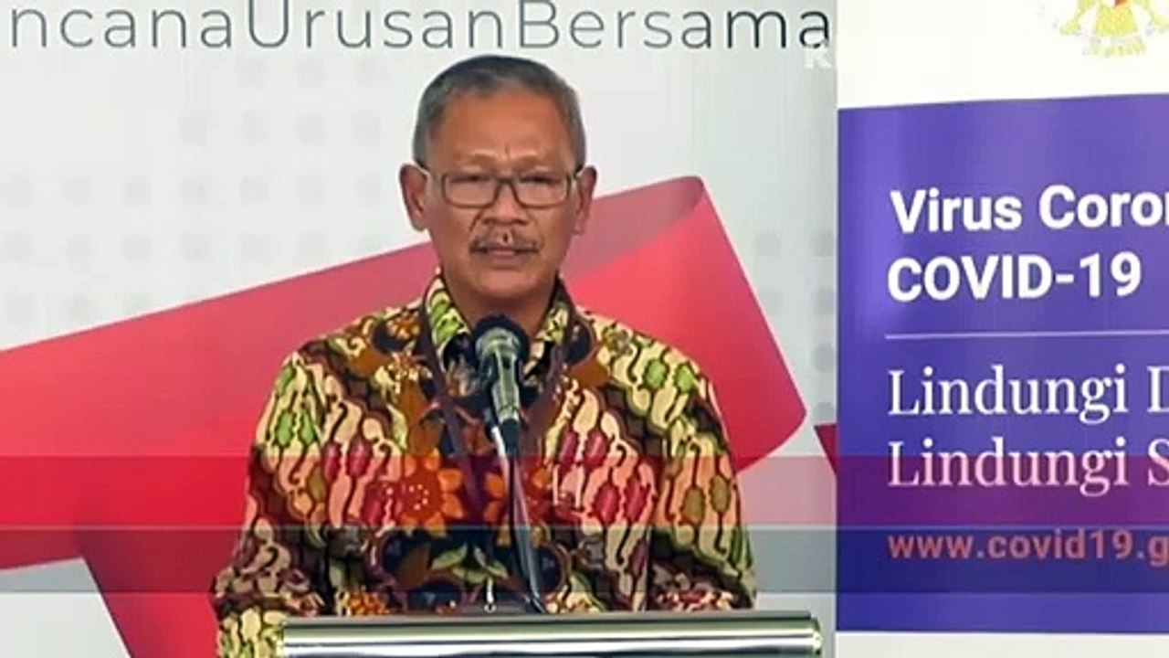 Petugas medis membawa pasien ke ruang isolasi s...