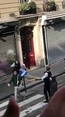 Paris : un policier en patrouille danse pour les habitants.