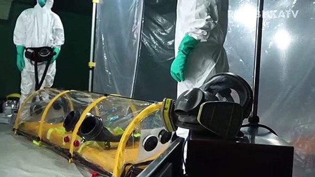 Perawat mengenakan pakaian alat pelindung diri (APD) di Ruang Isolasi Infeksi Khusus (RIIK) untuk wabah Virus Corona.