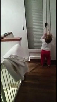 Cette petite fille est bien déterminée à sortir et rien ne peut la retenir.