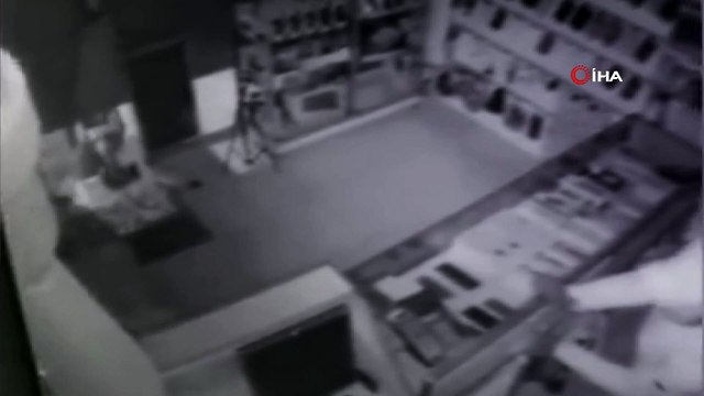 Fatih'te 11 telefon çalan hırsızlar kamerada