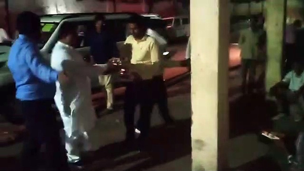 इटावा: सदर एसडीएम ने गरीबों को खिलाया खाना
