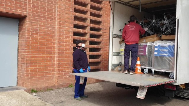 Operarios acondicionan el pabellón deportivo Vall d'Hebron