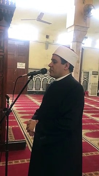 مظهر شاهين يؤذن للصلاة من مسجد عمر مكرم ألا صلوا فى رحالكم ظهرا