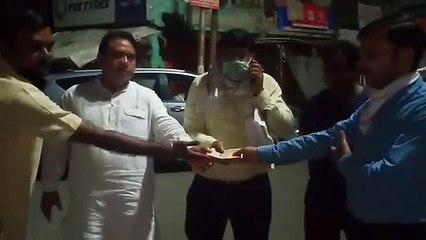 इटावा: समाजसेवियों ने प्रशासन को दी राहत राशि