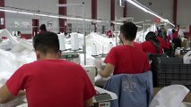 Tekstil Üretimini Durdurup Sağlıkçılar İçin Tulum Üretmeye Başladılar