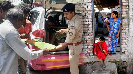 India में Lockdown के दौरान भी Police और Social Workers की मदद से जीत गई इंसानियत, Viral Video