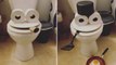 Avec des rouleaux de papier toilette, cette jeune femme transforme ses WC en personnages