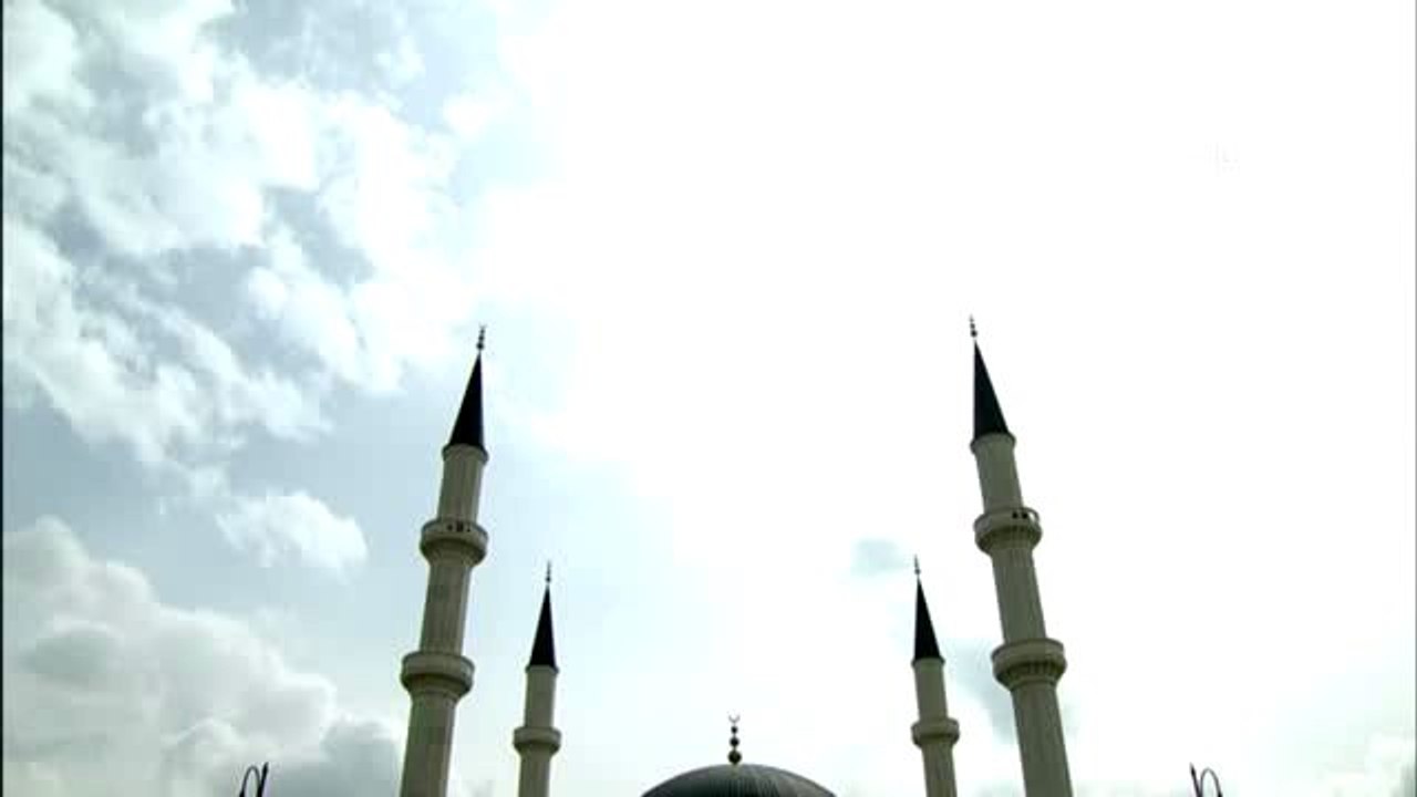 Beştepe Millet Camisi'nde az sayıda katılımla cuma namazı kılındı (1)