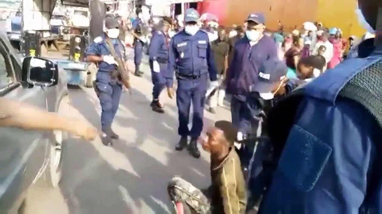 Les mesures de la police face à ceux qui n'obéissent aux mesures décidées par les autorités.   Pause	 -2:20 Additional visual settings Enter Watch and ScrollClick to enlarge	Unmute