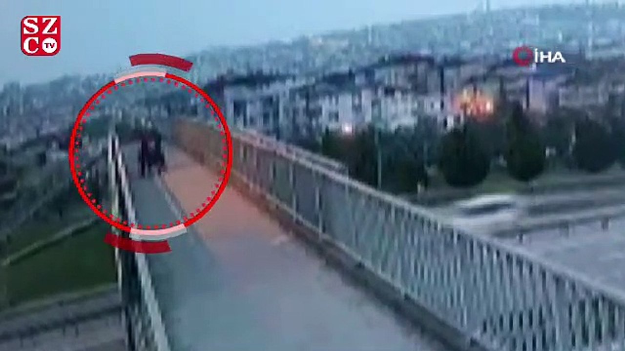 Üst geçitte karşılaştığı kadının çantasını böyle gasp etti!