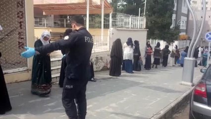 Silopi'de polisten koronavürise karşı sosyal mesafenin korunması uyarısı