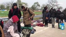 Yunanistan sınırında bekleyen mülteciler otobüslerle misafirhanelere gönderildi