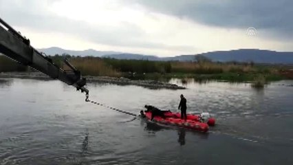Jandarmadan kaçmaya çalışan şüphelilerin otomobili çaya düştü: 1 ölü