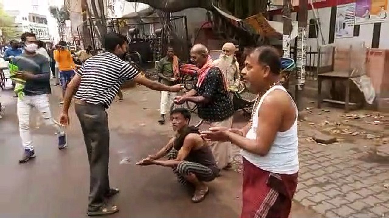 कानपूर: थाना प्रभारी का अच्छा नेक काम, सड़क पर बैठे गरीबों को खिलाया खाना