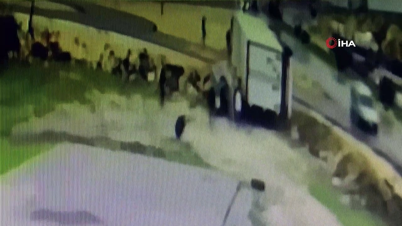 Minibüs, yoldan çıkan tırın altında kalmaktan son anda kurtuldu
