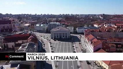 Στους άδειους δρόμους του κόσμου