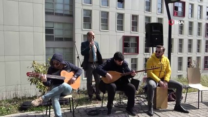 Karantinadan renkli görüntüler...Konser düzenlendi, bir öğrencinin doğum günü kutlandı