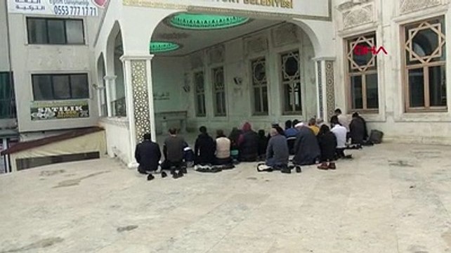Uyarılara aldırış etmeyen bir grup camide namaz kıldı