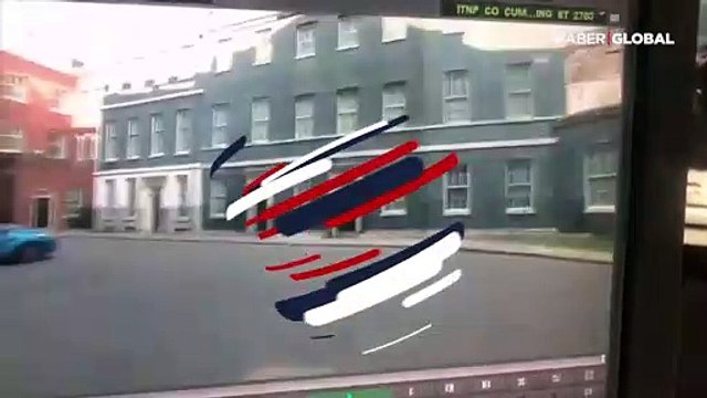 Boris Johnson'ın koronavirüs testi pozitif çıktıktan sonra başdanışmanı koşarak uzaklaştı